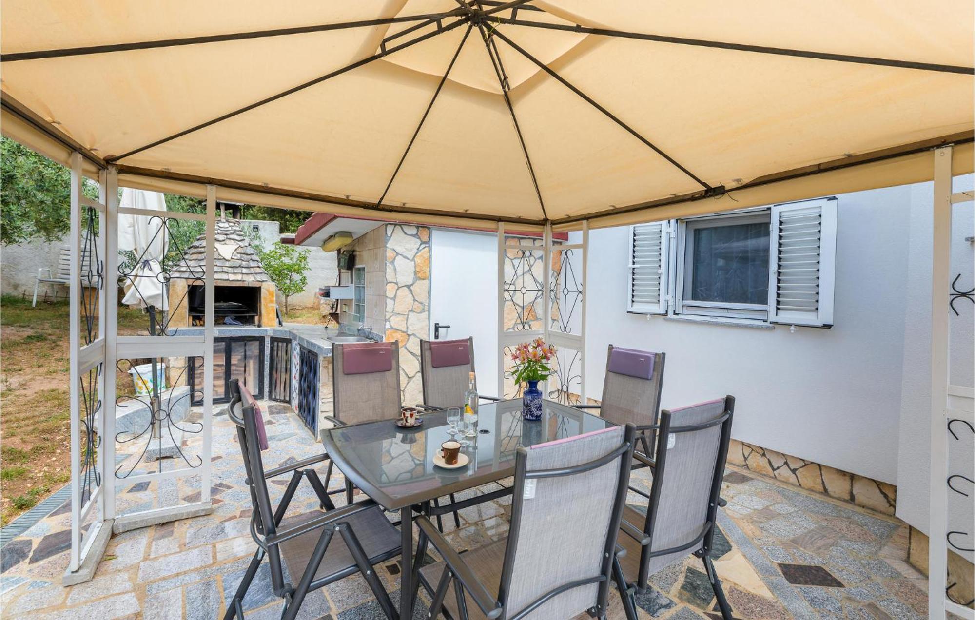 Beautiful Apartment In Barbariga With Kitchen Bagian luar foto