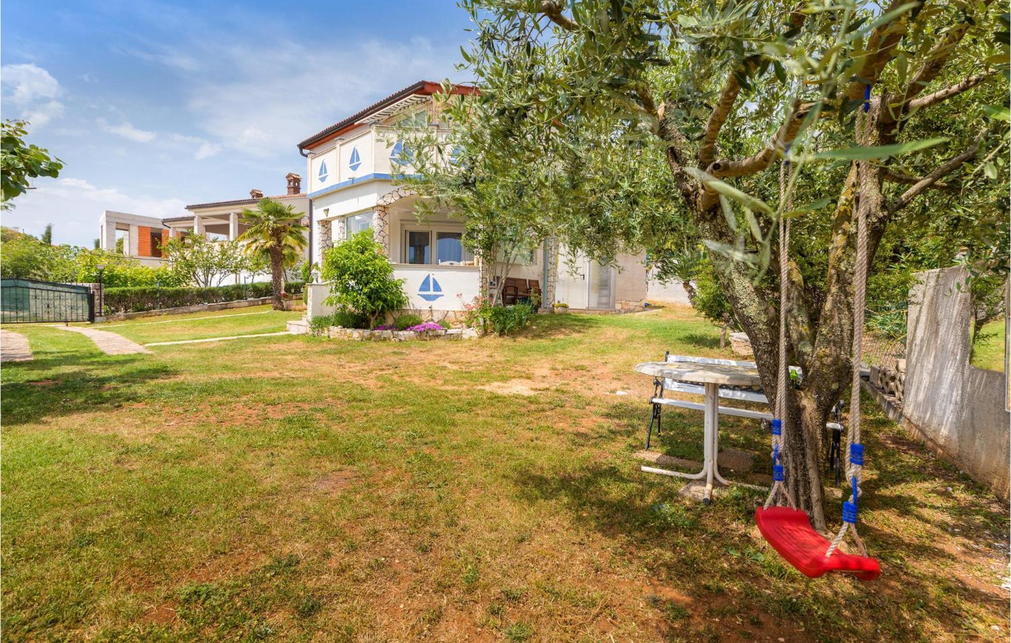 Beautiful Apartment In Barbariga With Kitchen Bagian luar foto