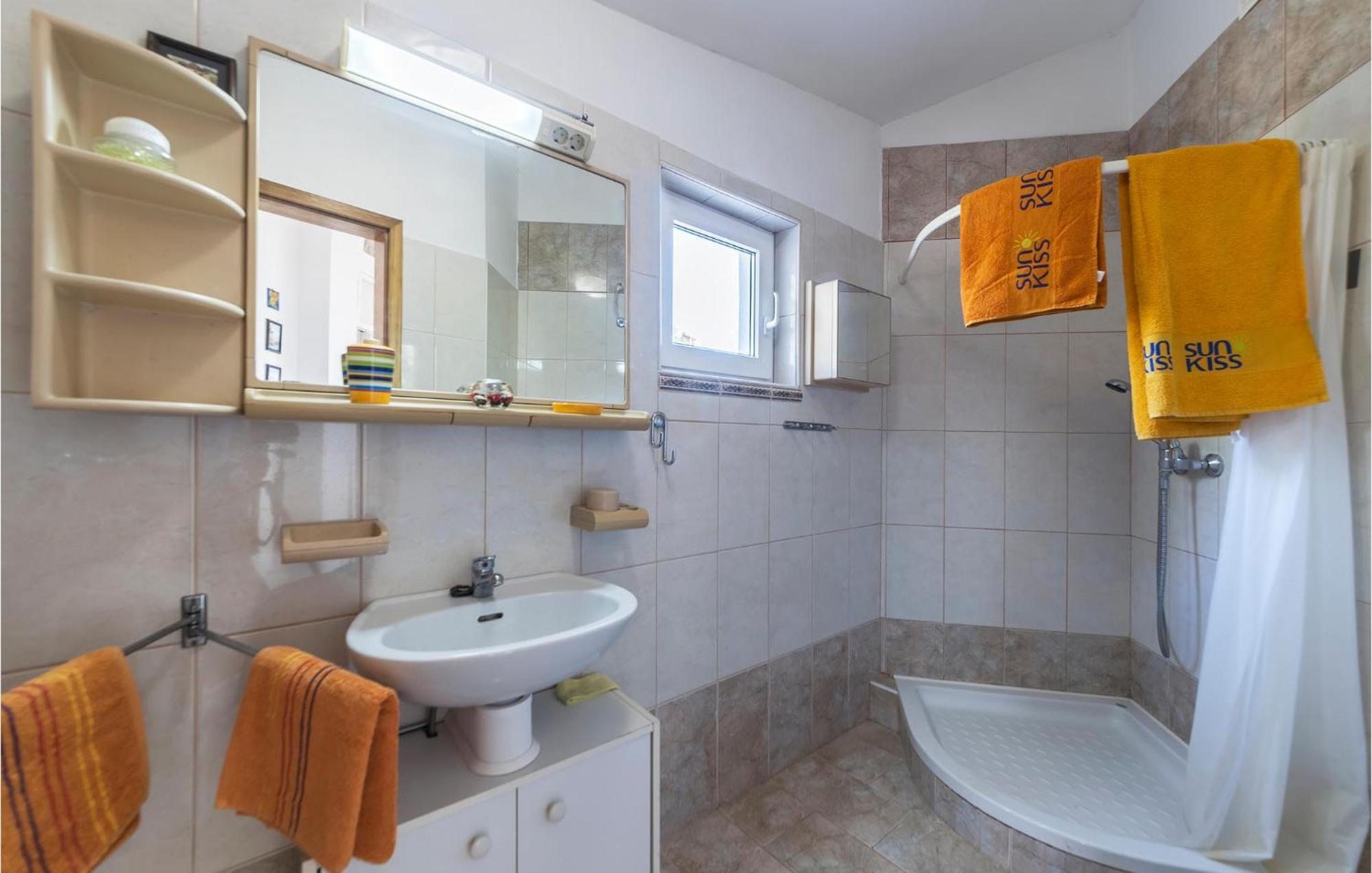 Beautiful Apartment In Barbariga With Kitchen Bagian luar foto