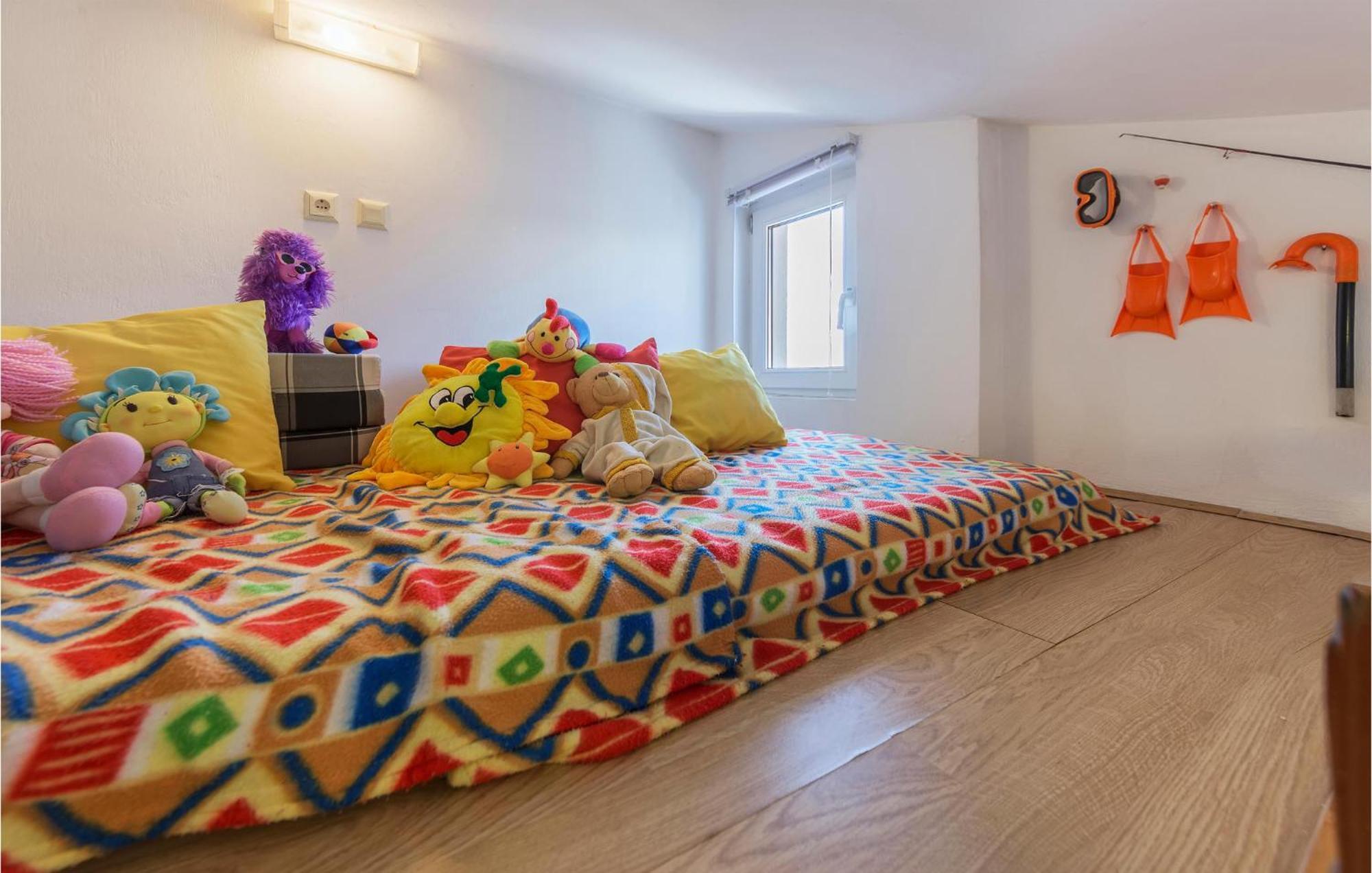 Beautiful Apartment In Barbariga With Kitchen Bagian luar foto